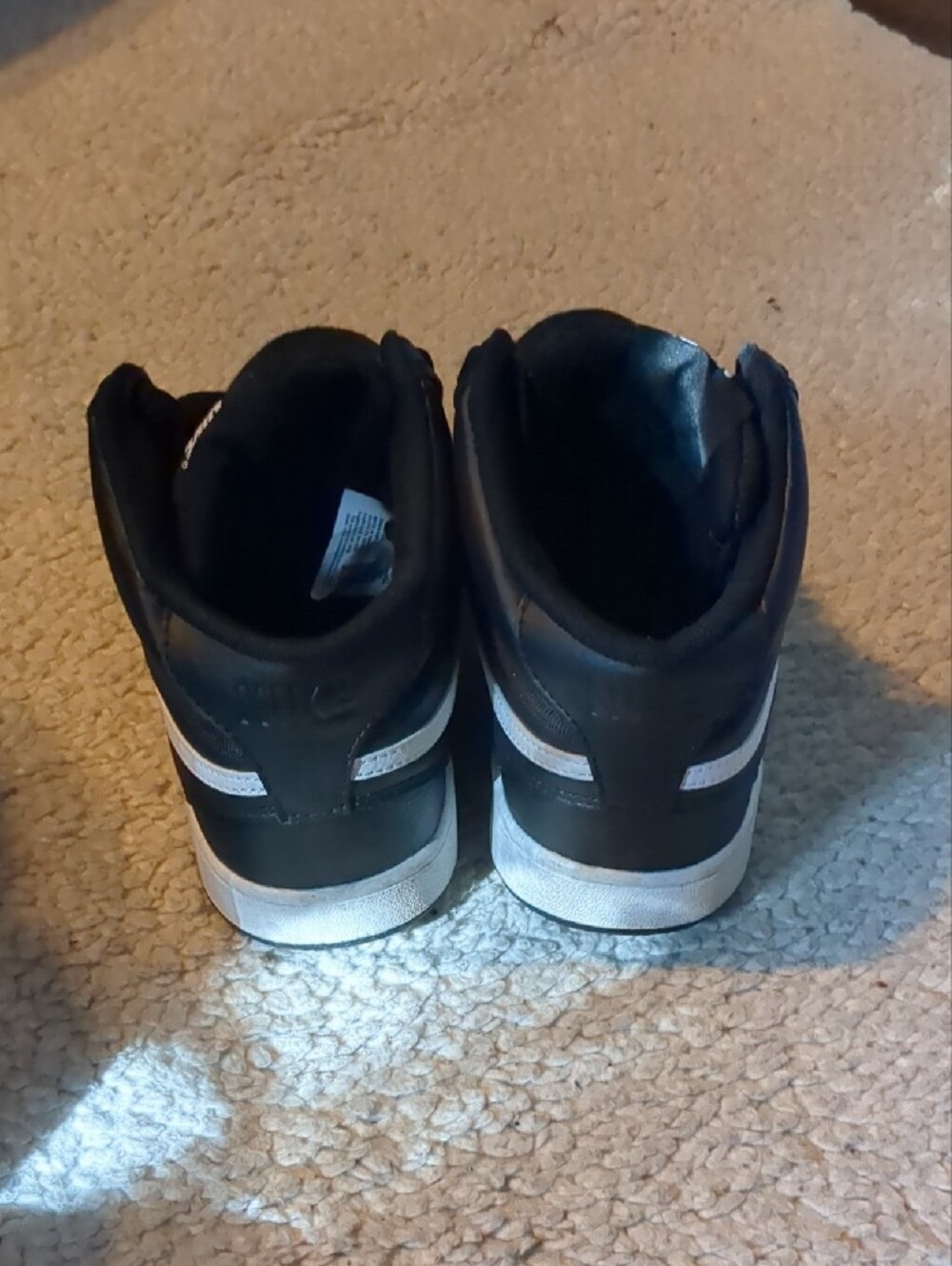 Nike Black and White Low-Top Sneakers - Picture 3 of 4